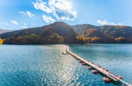 Blick auf den Okutama-See in Japan im Herbst