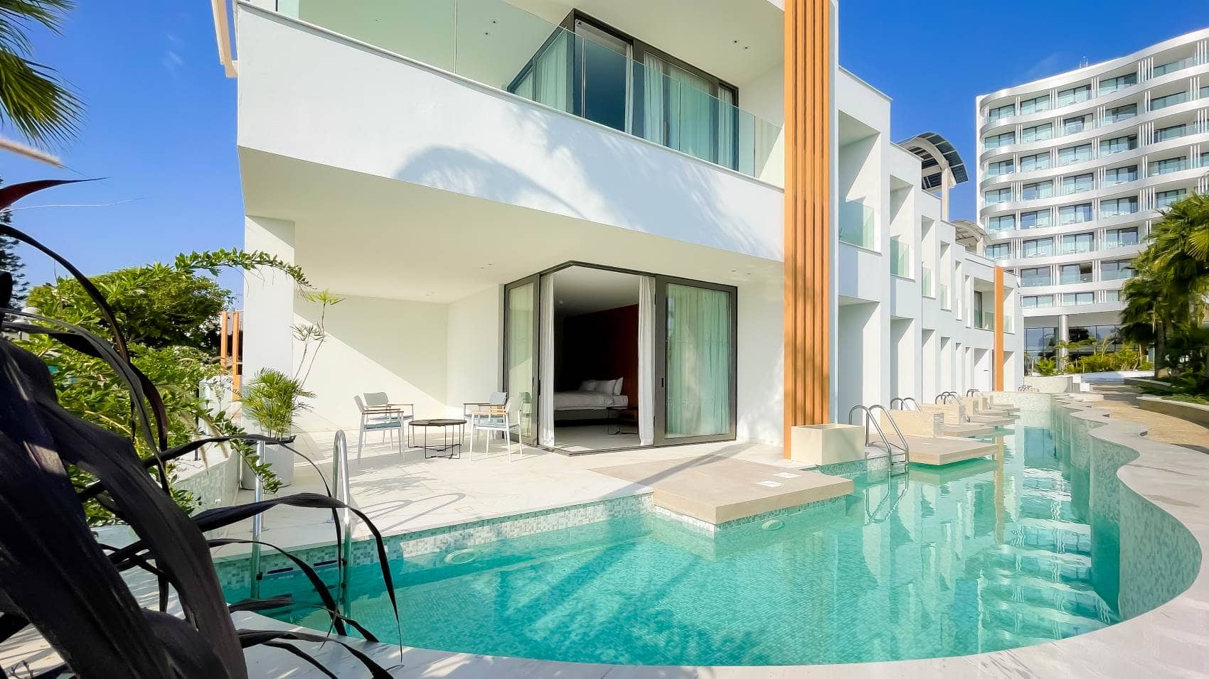 Radisson Beach Larnaca Hotel: Blick von außen auf Zimmer mit Pool 