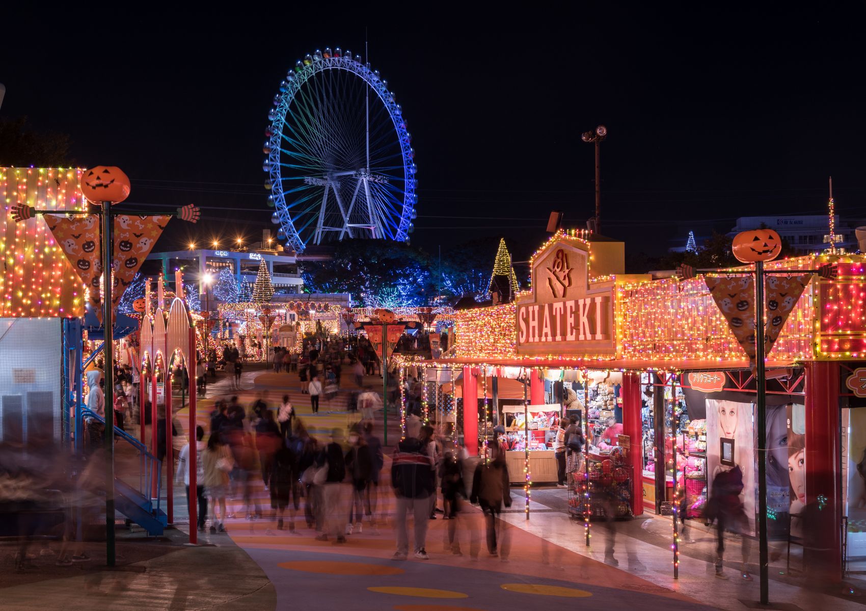 Freizeitpark Yomiuri Land in Japan bei Dunkelheit 
