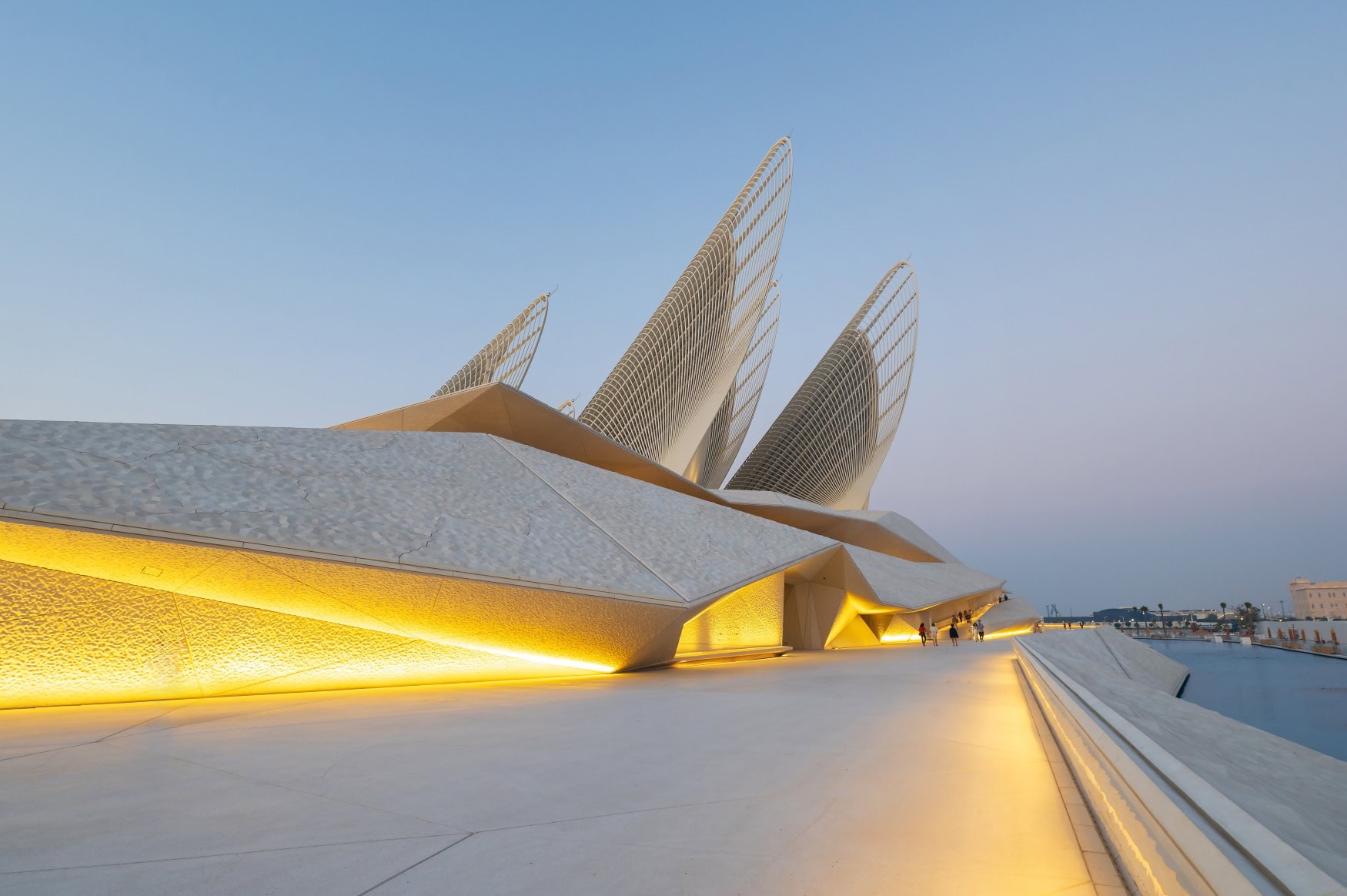 Das Zayed-Nationalmuseum von aussen, in Abu Dhabi im Abendlicht