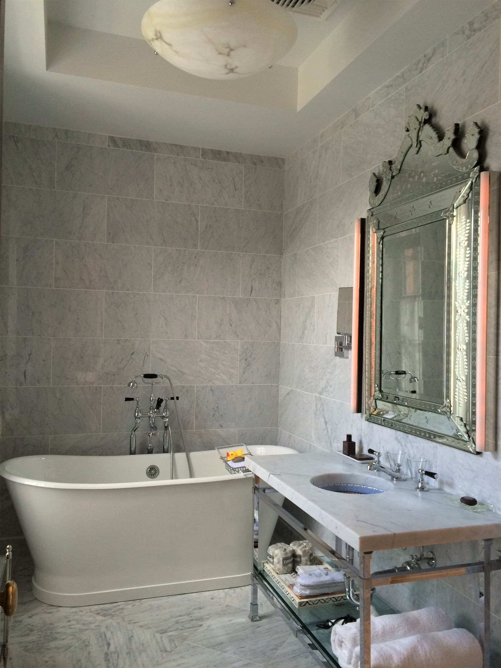 Luxuriöses Badezimmer in Grautönen in der Glenmere Mansion im Hudson Valley