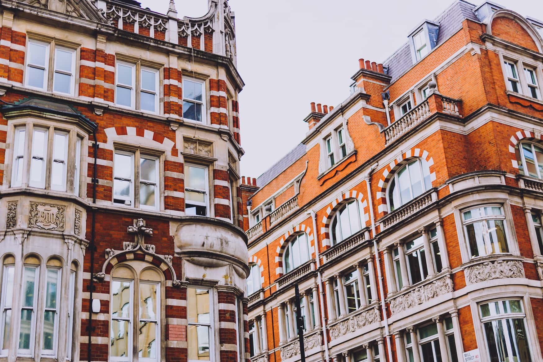 Häuserfassaden in Mayfair, London
