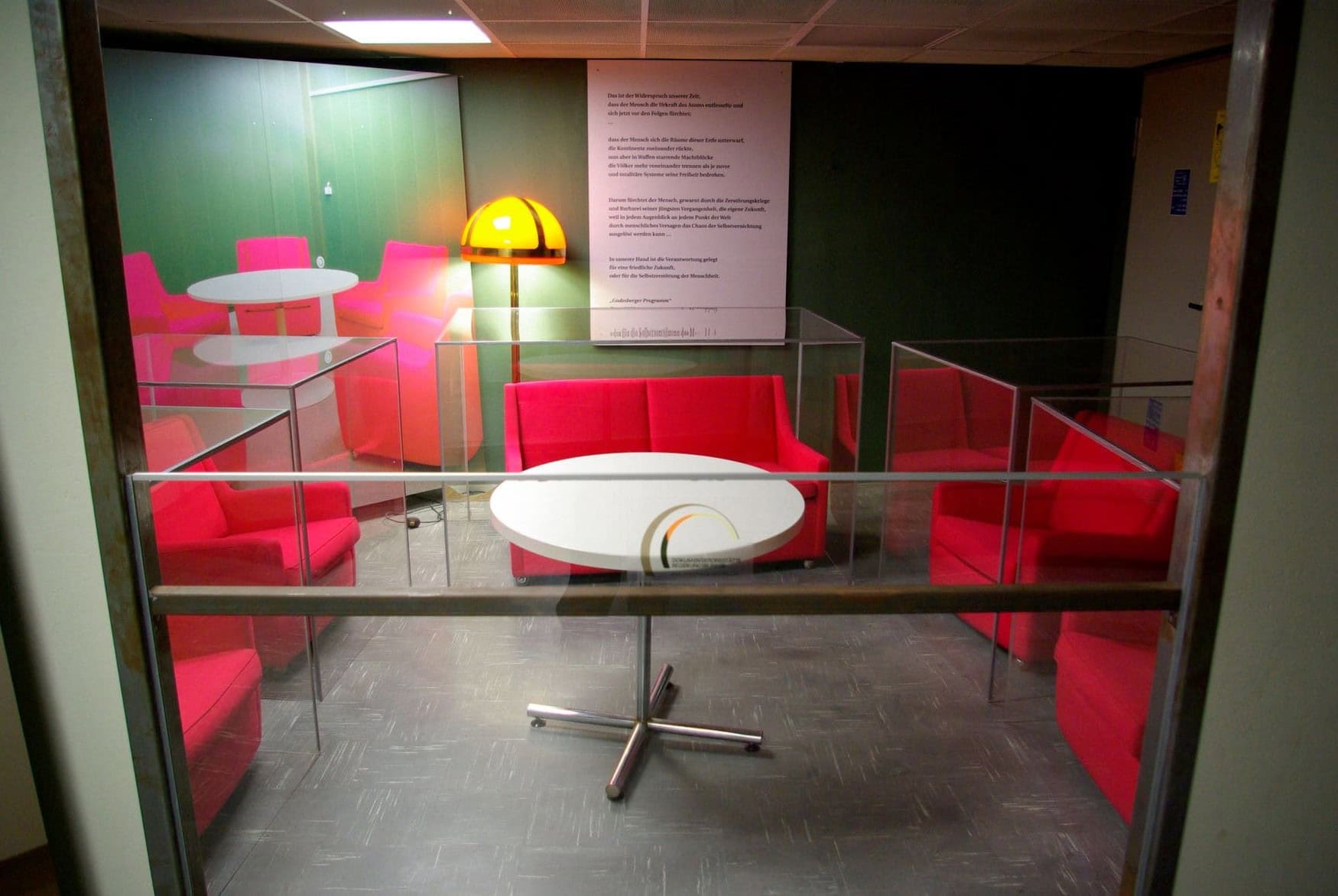 Eine Vitirine im Regierungsbunker in Ahrweiler zeigt rote Polstermöbel, die dort zur Zeit Adenauer standen