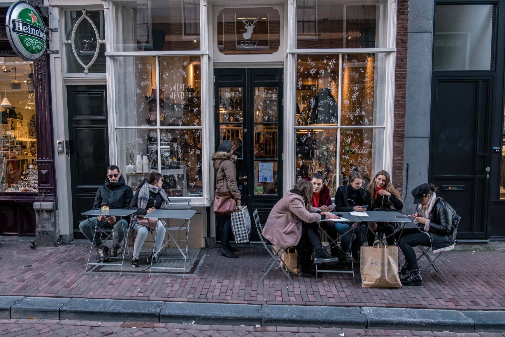 Straßencafe im Amsterdamer Viertel de Negen Straatjes