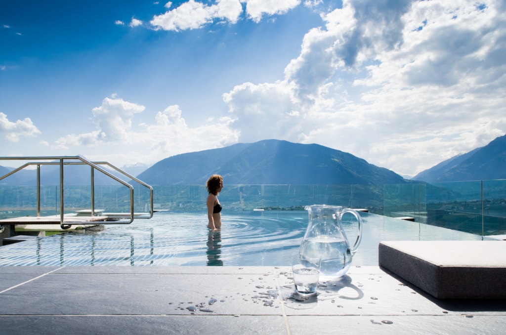 Frau im Infinitypool