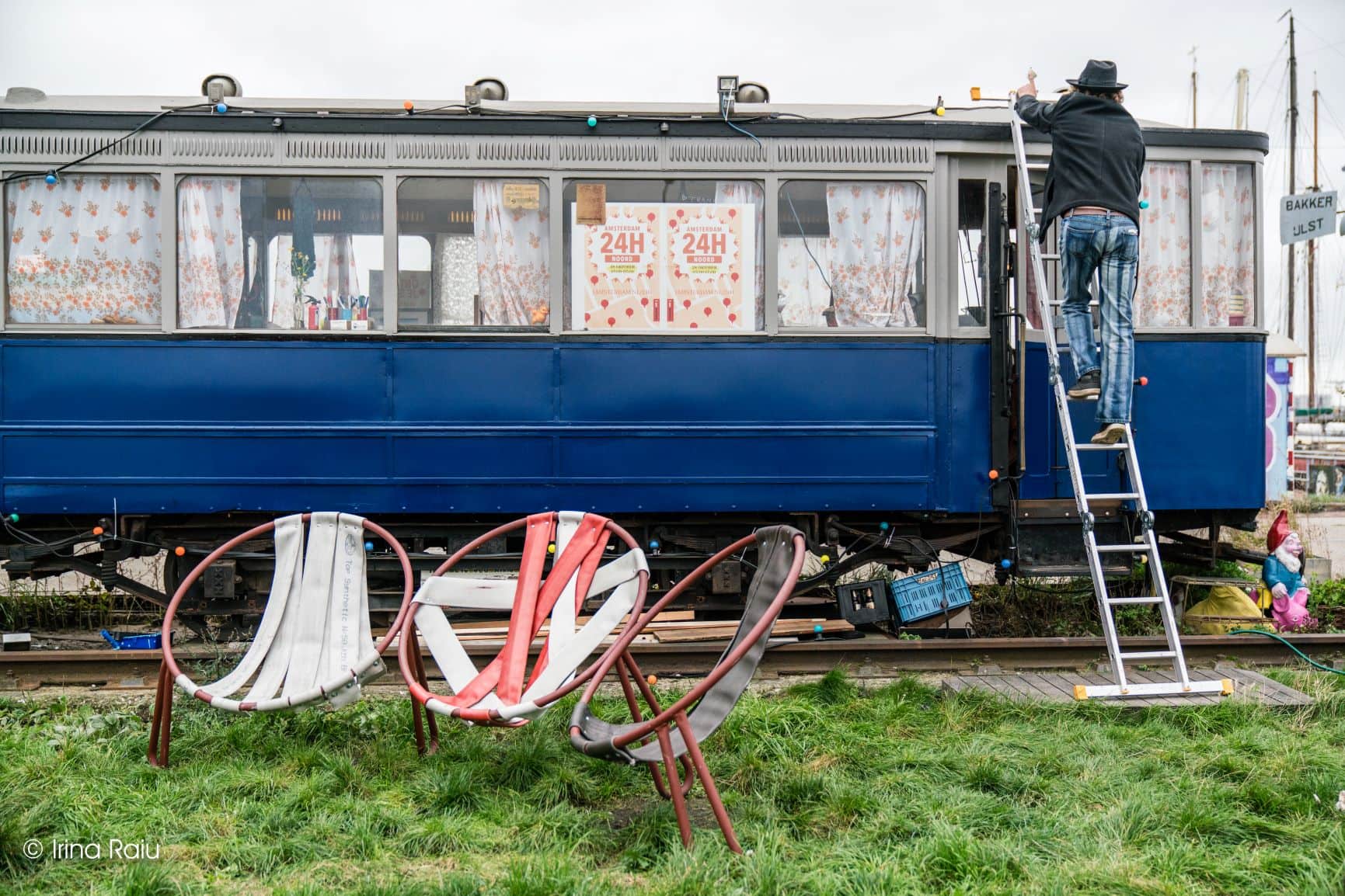 Künstler mit ausrangierten Waggon in Amsterdam-Noord-Werft