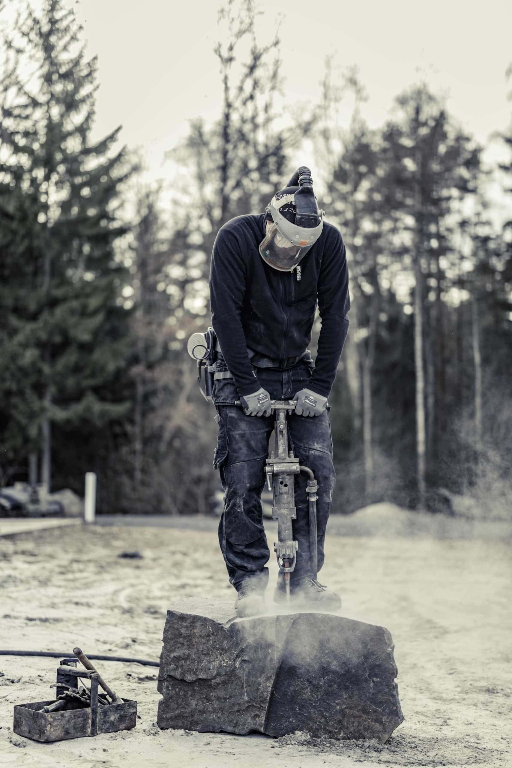 Andreas Kullaro stellt im südschwedischen Skane Möbel aus Granit her
