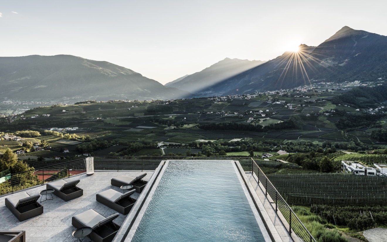 Pool schmiegt sich in die grünen Landschaften von Schenna bei Meran in Südtirol