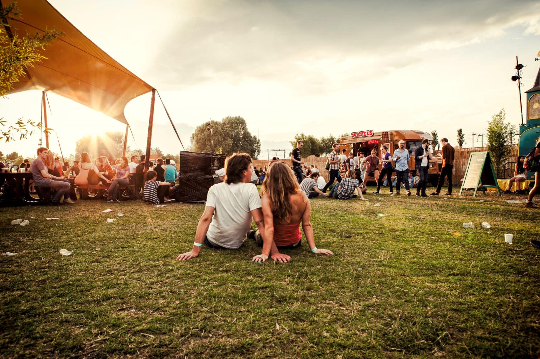 Junge Leute beim Westerpark Festival in Amsterdam