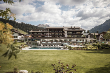 Außenfassade des Hotels Arlberg in Lech