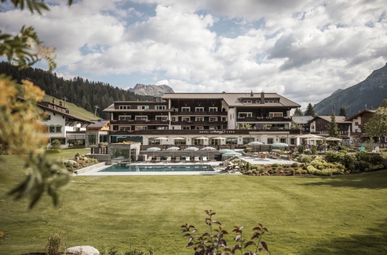 Außenfassade des Hotels Arlberg in Lech