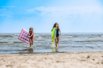 Ostsee mit Luftmatratzen: Josi und Luna am Strand von Trassenheide . | TMV/Tiemann