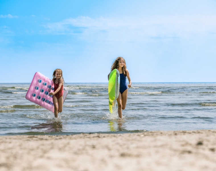 Ostsee mit Luftmatratzen: Josi und Luna am Strand von Trassenheide . | TMV/Tiemann
