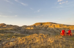 Zwei rote Stühle stehen in Landschaften von Saskatchewan in Kanada