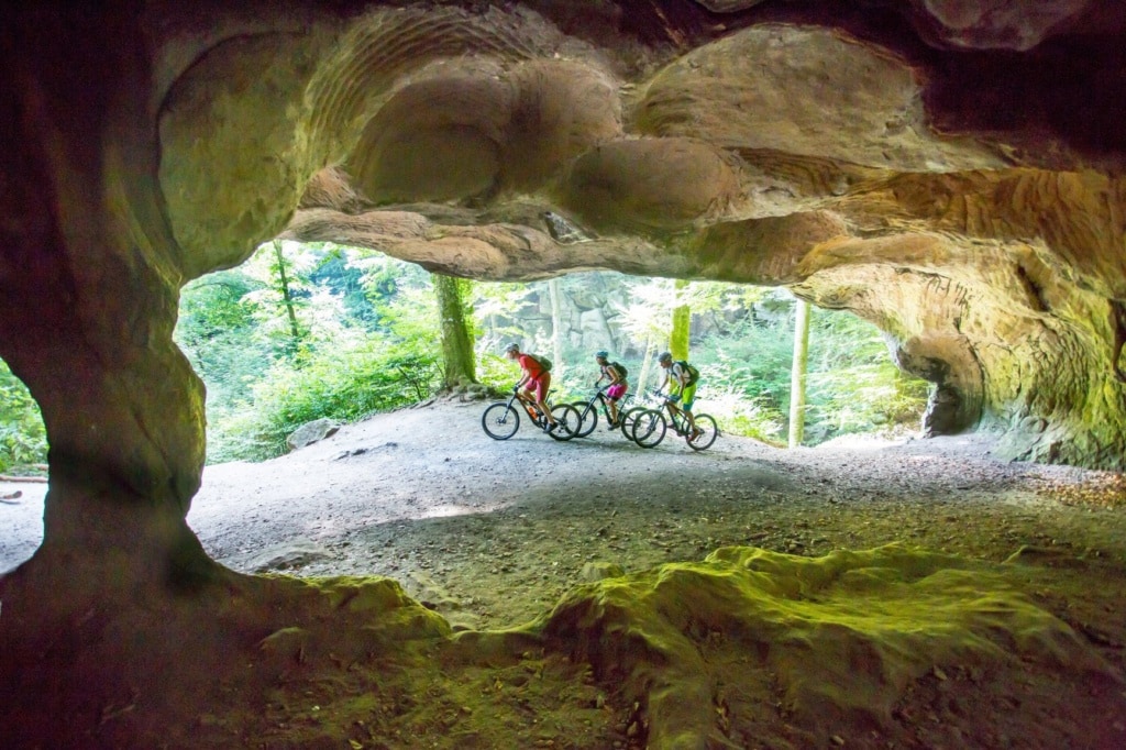 Radfahrer im Müllerthal in Luxemburg