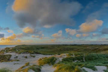 Meer, Dünen und Leuchtturm in Lyngvig, Dänemark