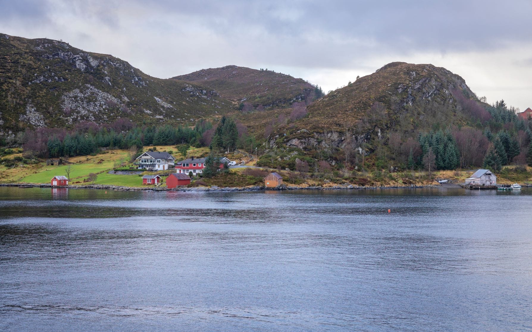 Häuser an der Küste in Torvik, Norwegen 