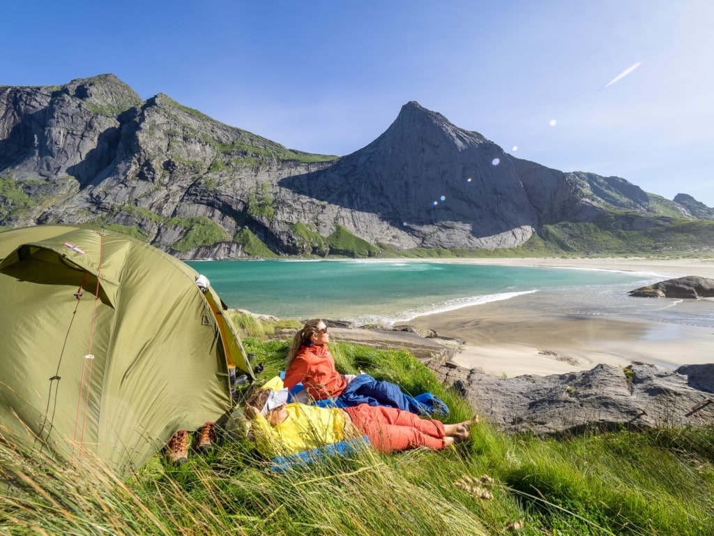 Junge Leute zelten am Bunes-Strand in Norwegen 