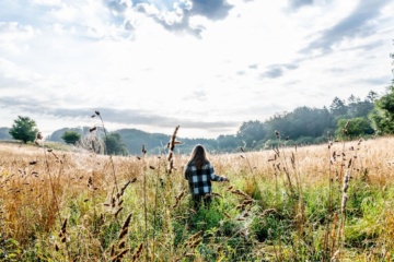 Mädchen in der Natur in Jyske Ås in Nord-Jütland, Dänemark