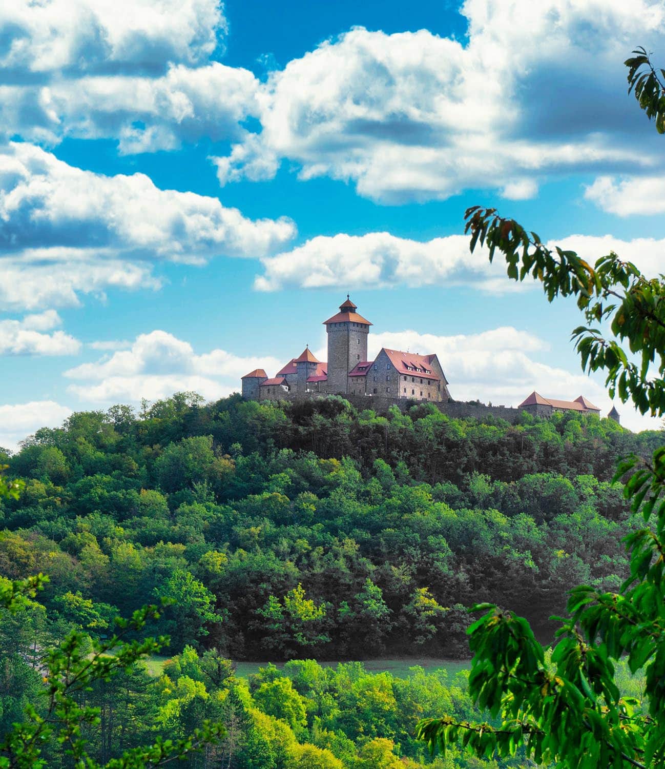 Schloss Drei Gleichen in Thüringen bei blauen Himmel