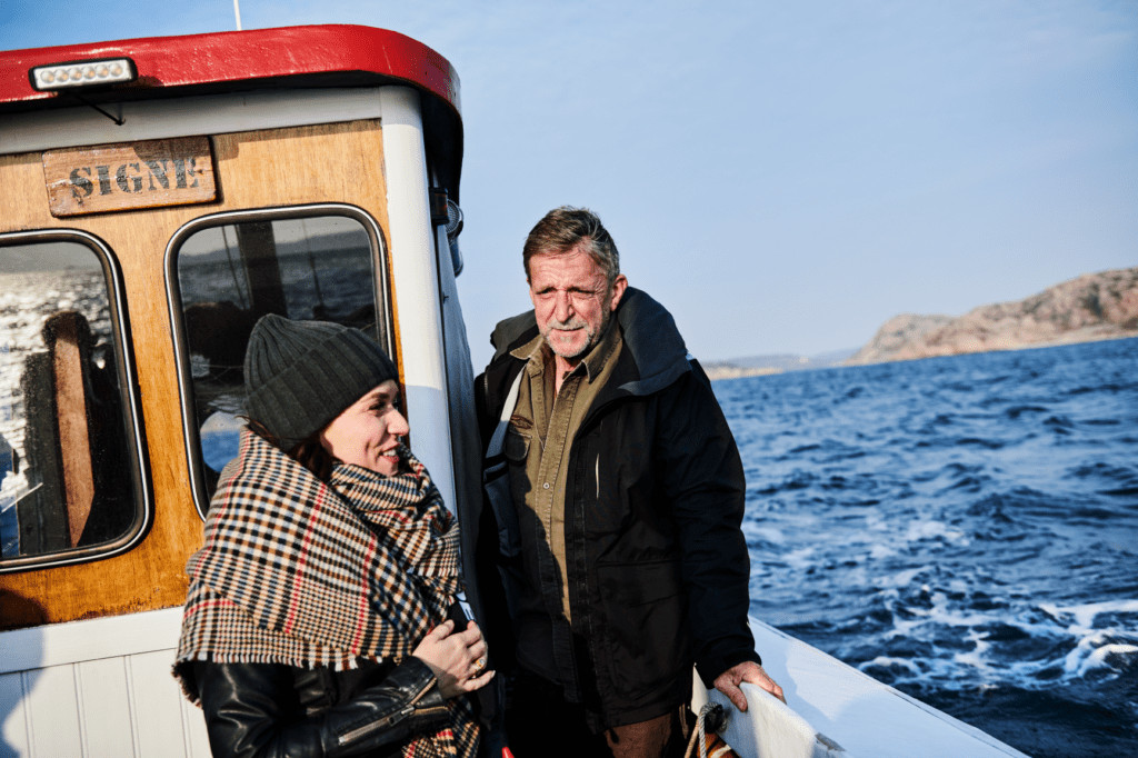 Frau begleitet Fischer auf seinem Kutter in Schweden 