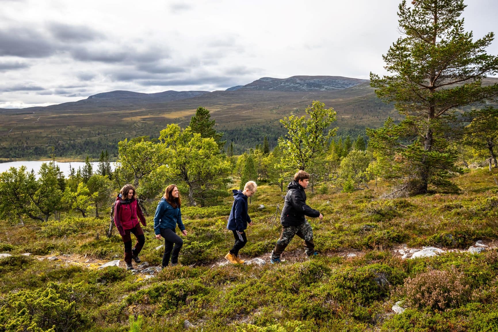 Familie wandert in Dalarna, Schweden 