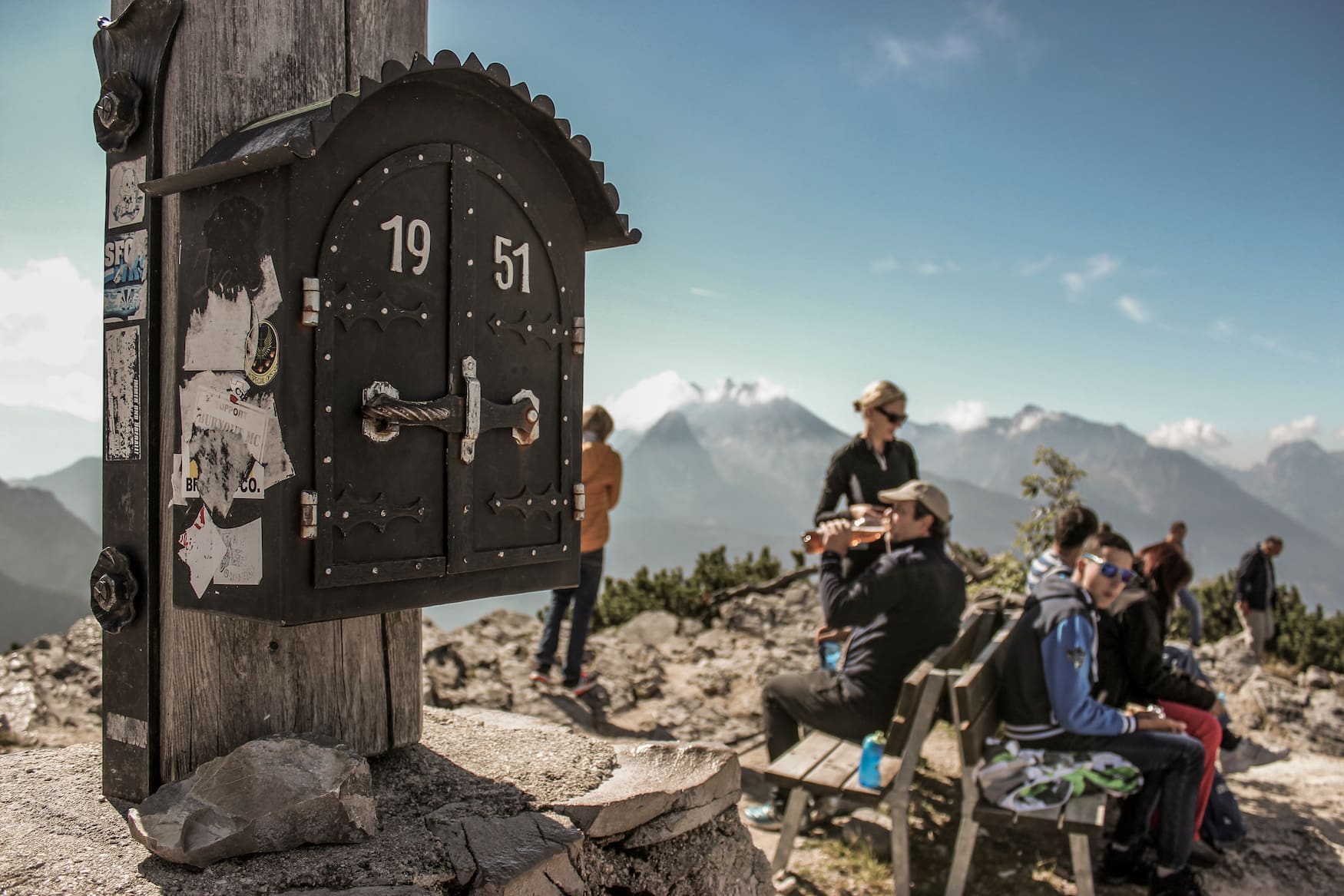 Wanderer auf Berg im Berchtesgadener Land