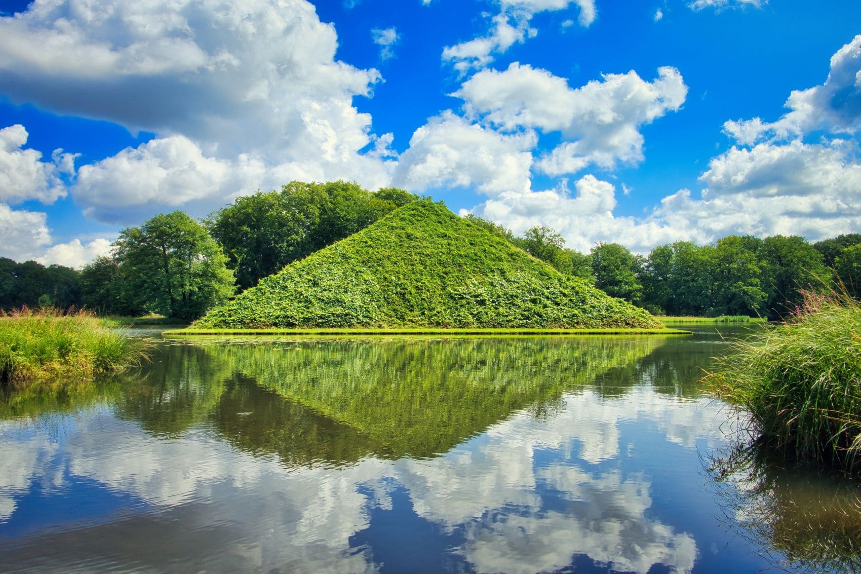 Parkpyramide im Fürst-Pückler-Park Branitz in Cottbus 