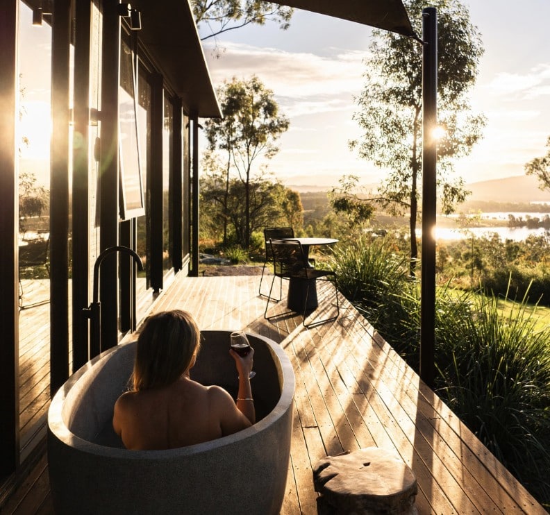 Freistehende Outdoor-Badewanne in Queensland.