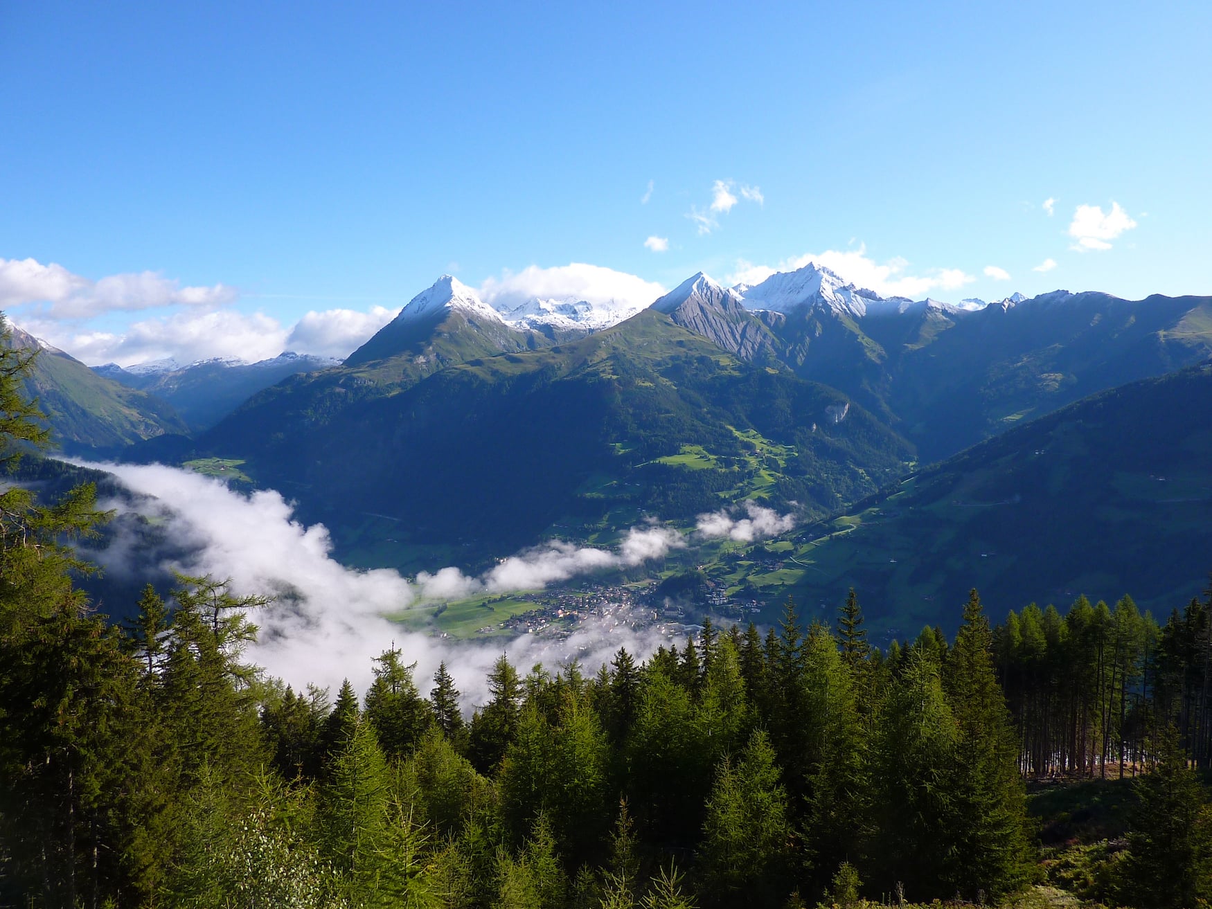 Blick auf das Bergdorf Matrei in Österreich