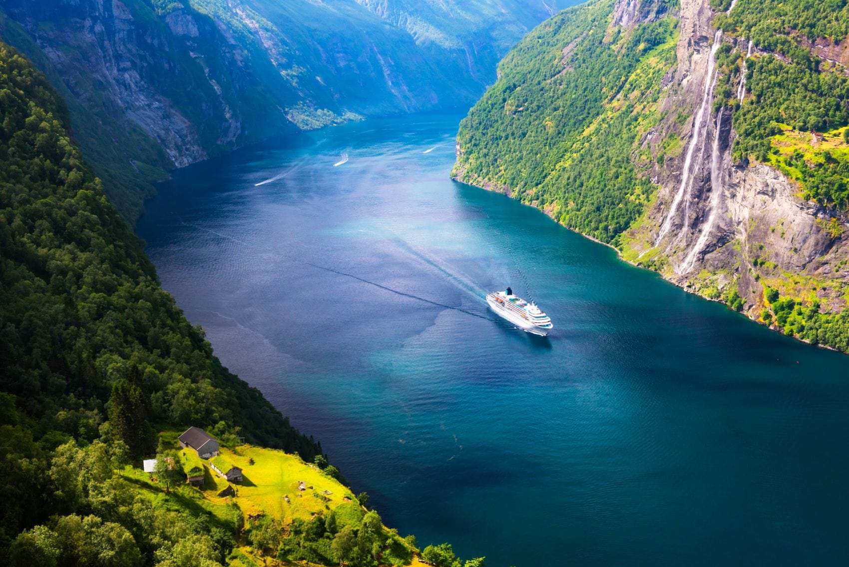 Kreuzfahrtschiff im Geirangerfjord in Norwegen 
