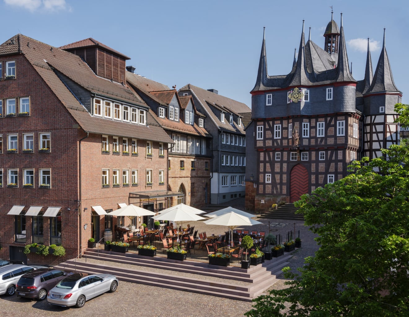 Außenansicht des Hotels Die Sonne Frankenberg mit historischem Rathaus