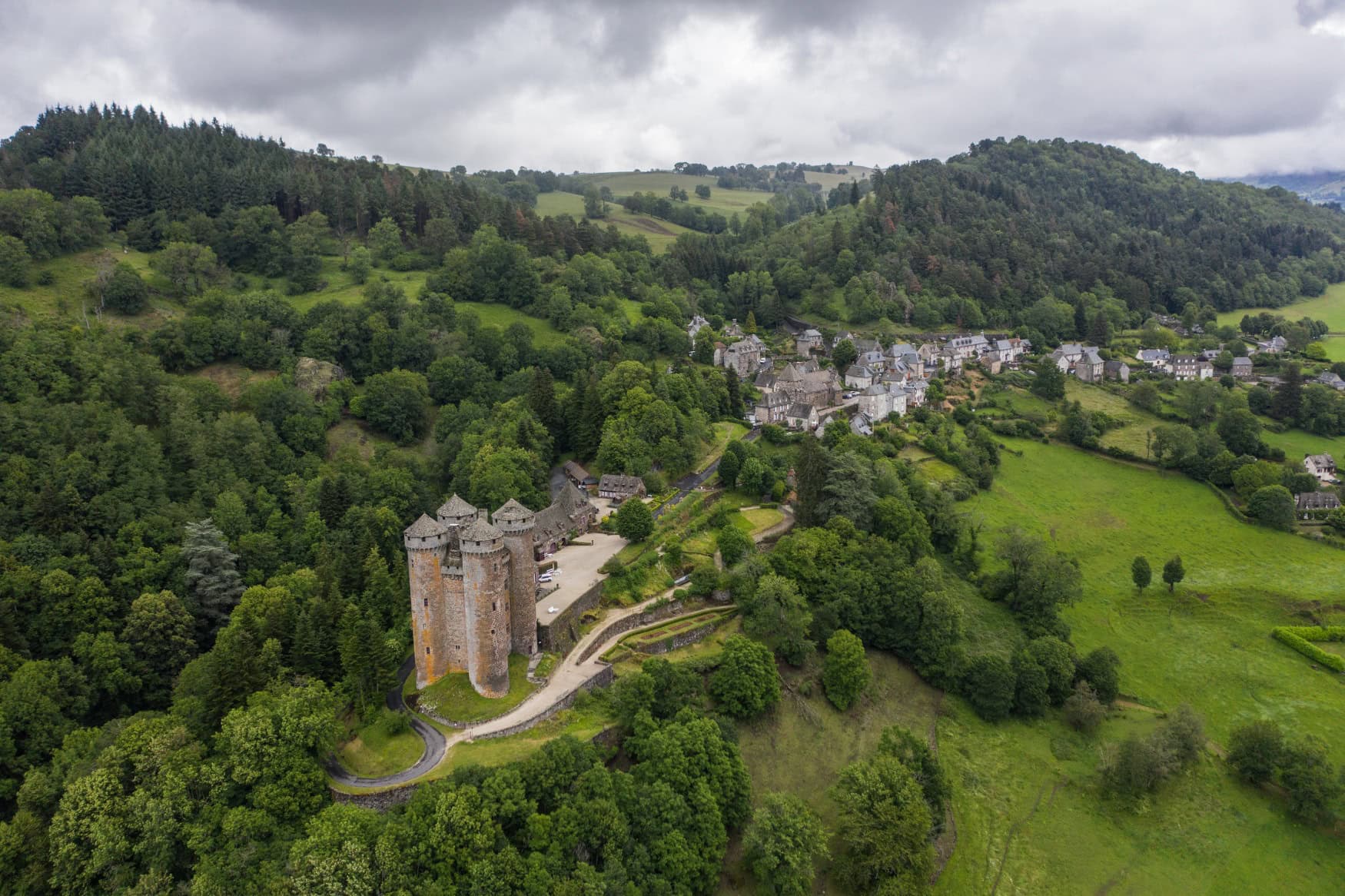 Luftaufnahme des Dorfs Tournemire mit prominentem, mittelalterlichem Schloss