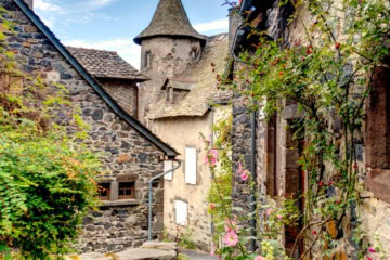 Eine Gasse im mittelalterlichen Dorf Salers in der Auvergne