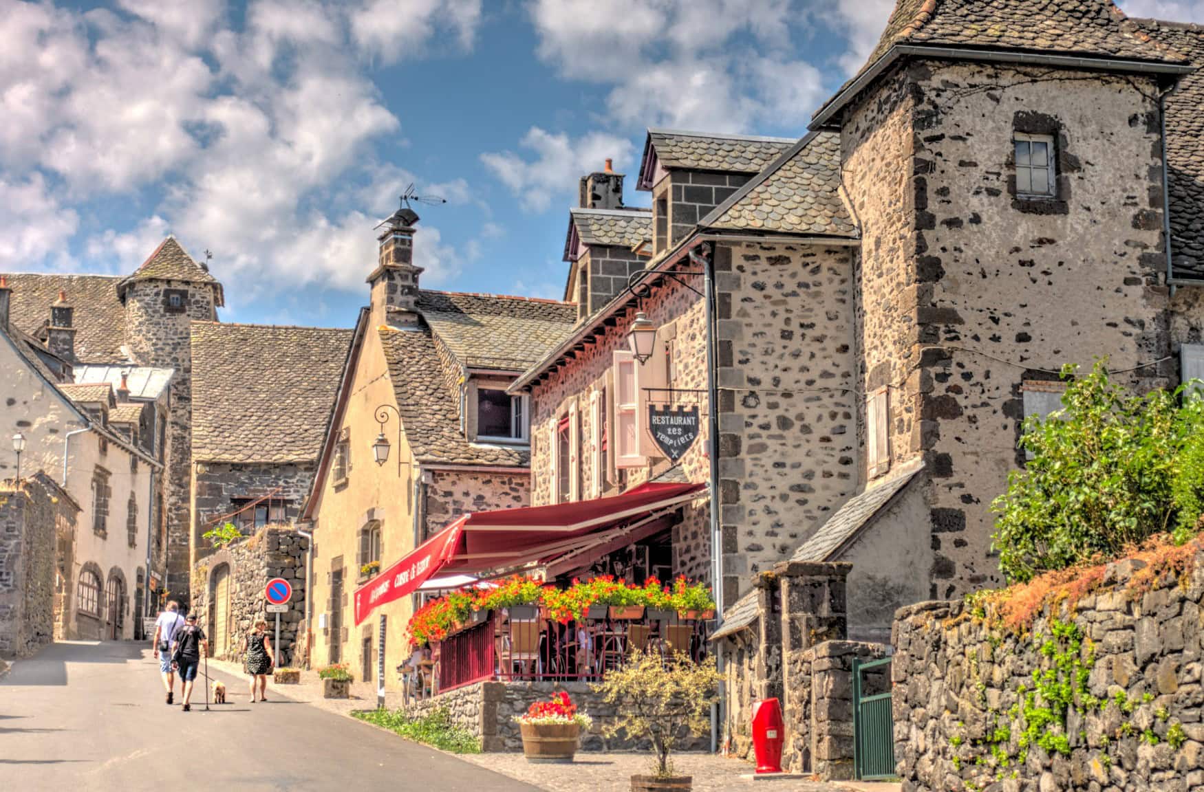 Ein Straßenzug im mittelalterlichen Dorf Salers in der Auvergne