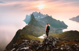 Frau genießt Ausblick beim Wandern auf Insel Senja in Norwegen