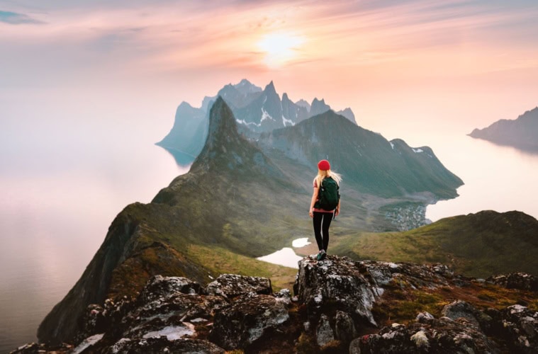 Frau genießt Ausblick beim Wandern auf Insel Senja in Norwegen