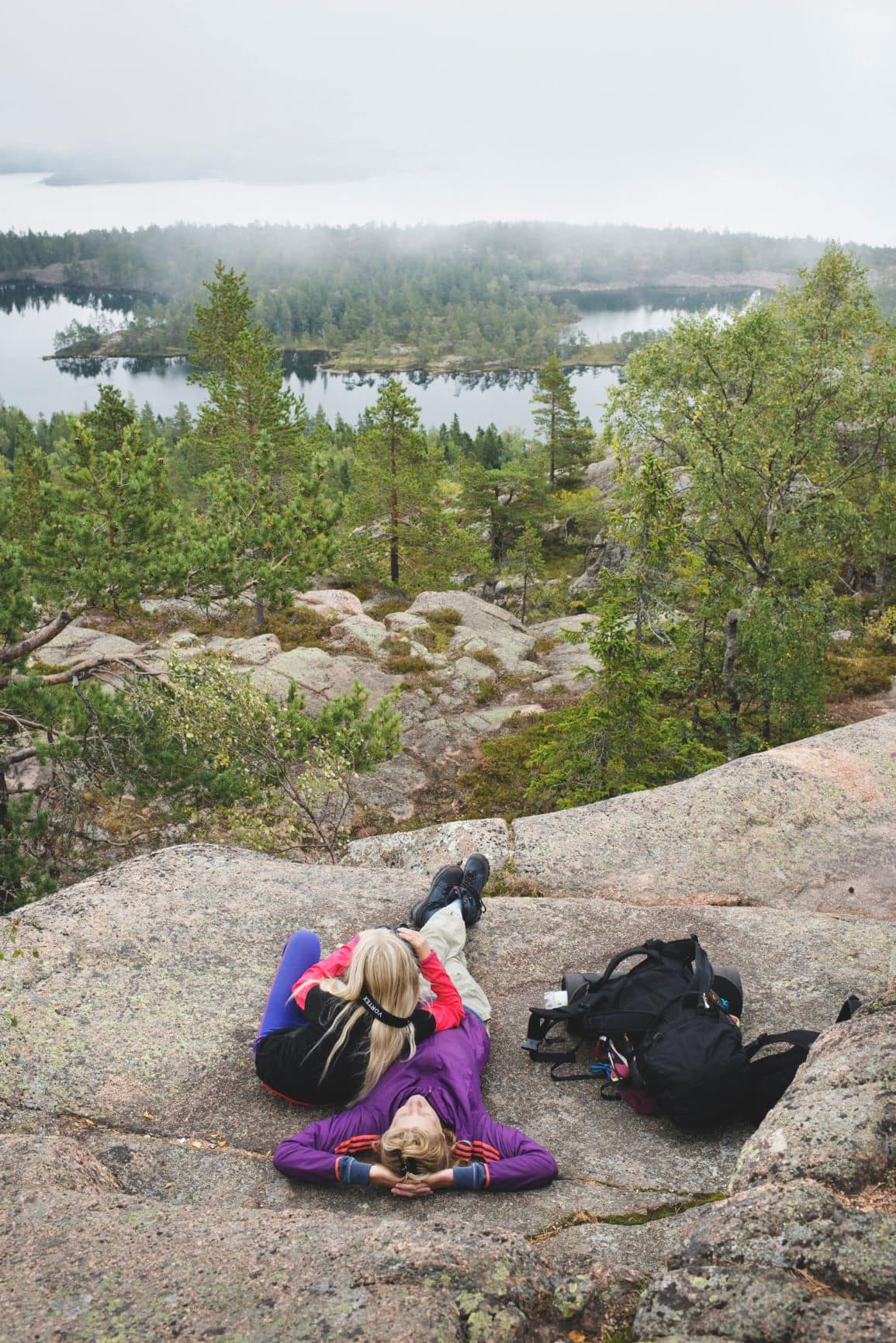 Wanderer im Nationalpark Skuleskogen in Schweden 