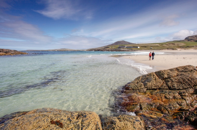 Ehepaar spaziert am Strand von Tangasdale