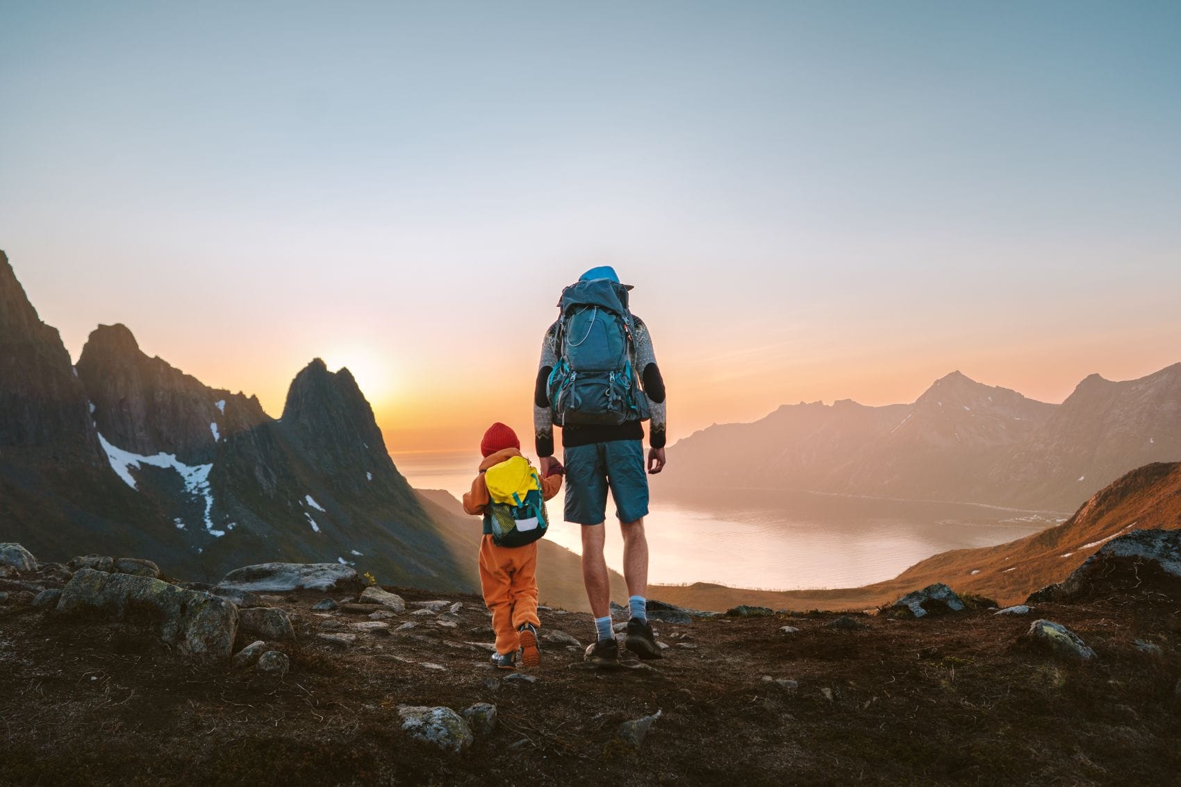 Vater mit Kleinkind beim Wandern auf der Insel Senja in Norwegen 