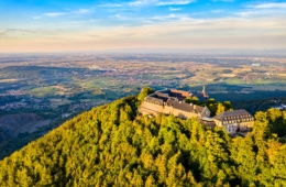 Blick auf eine Burg in den Vogesen im französischen Elsass