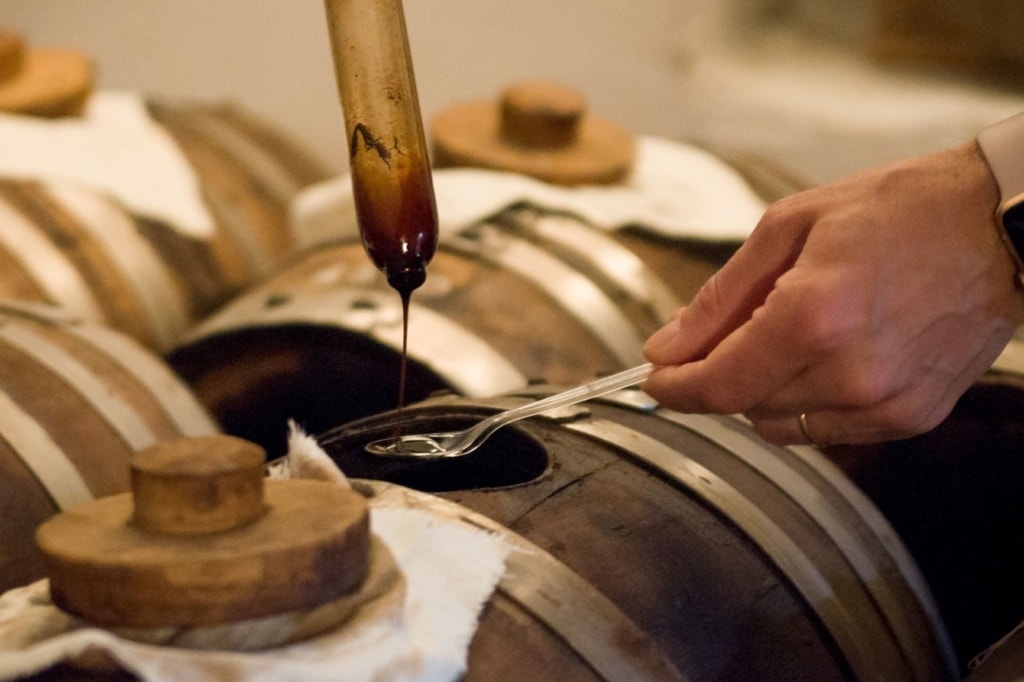 Balsamico fließt auf einen Löffel