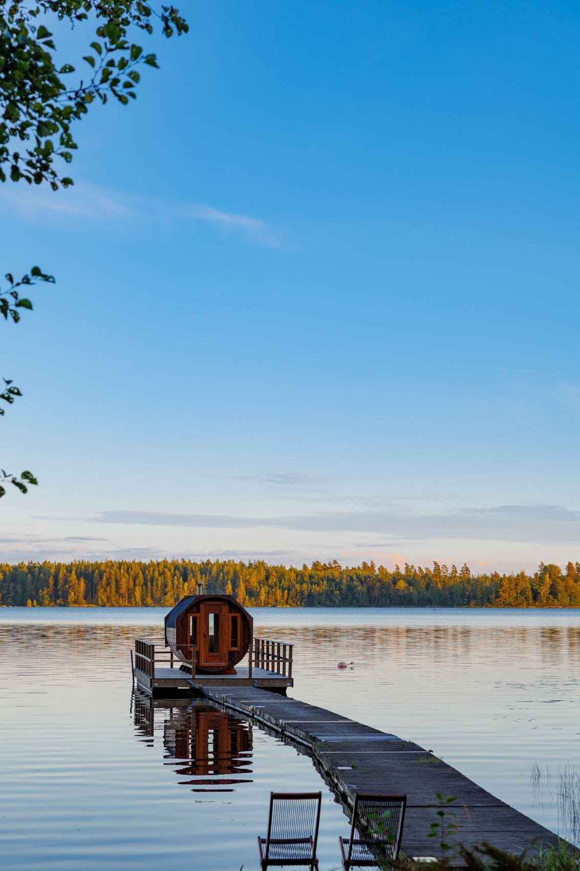 Holzsauna auf einem Steg am See in Schwedens Natur 