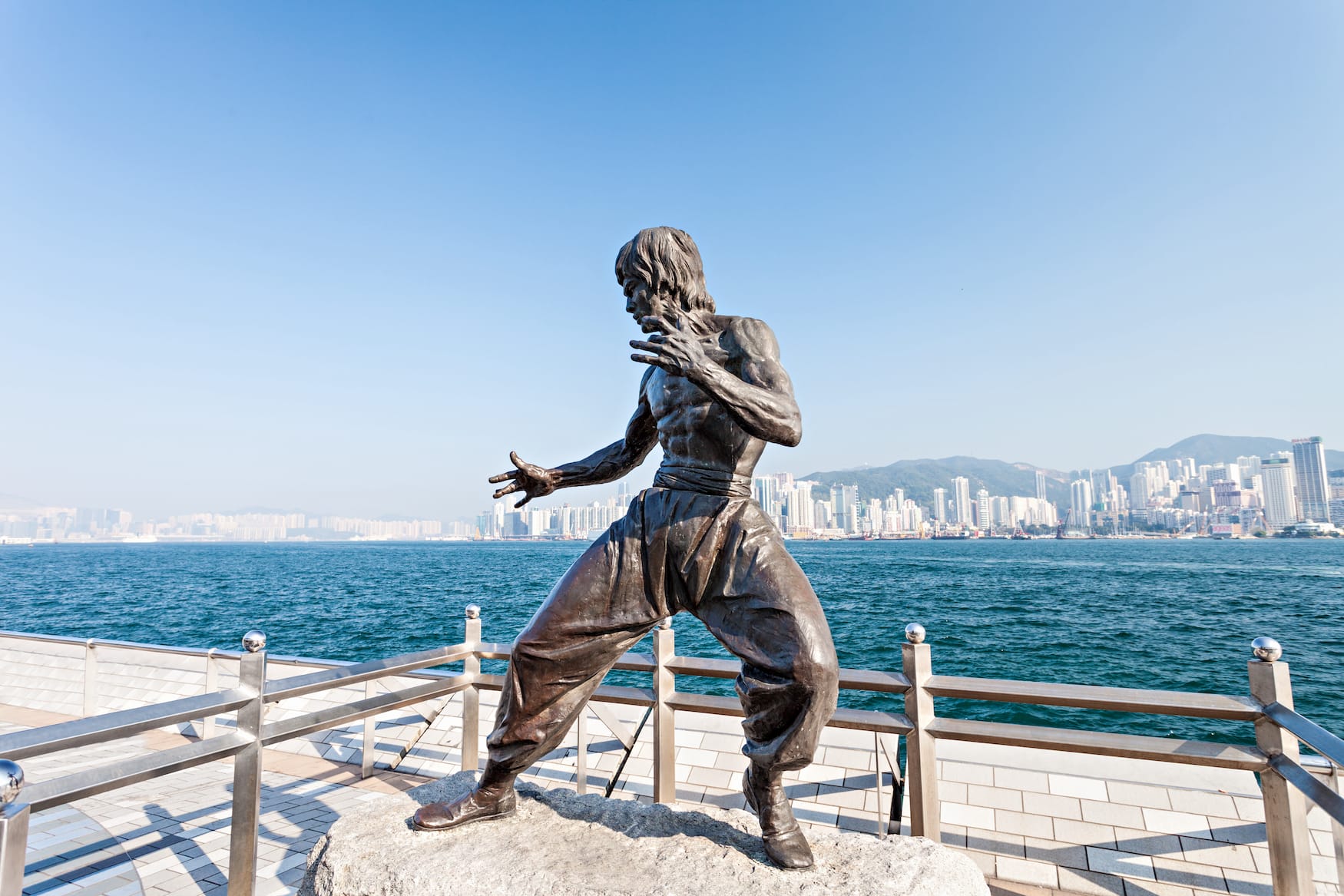 Bruce Lee Statue an Uferpromenade in Hongkong