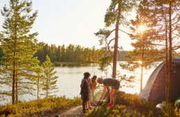 Familie campt an Flussufer in Schweden