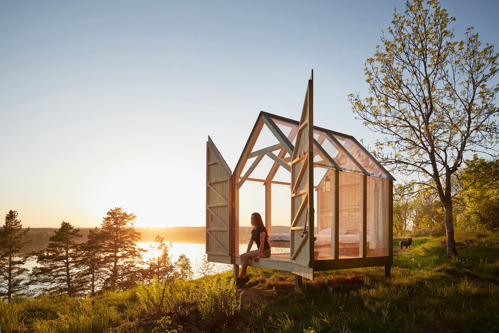 Frau sitzt in einer Glass Cabin im schwedischen Dalsland