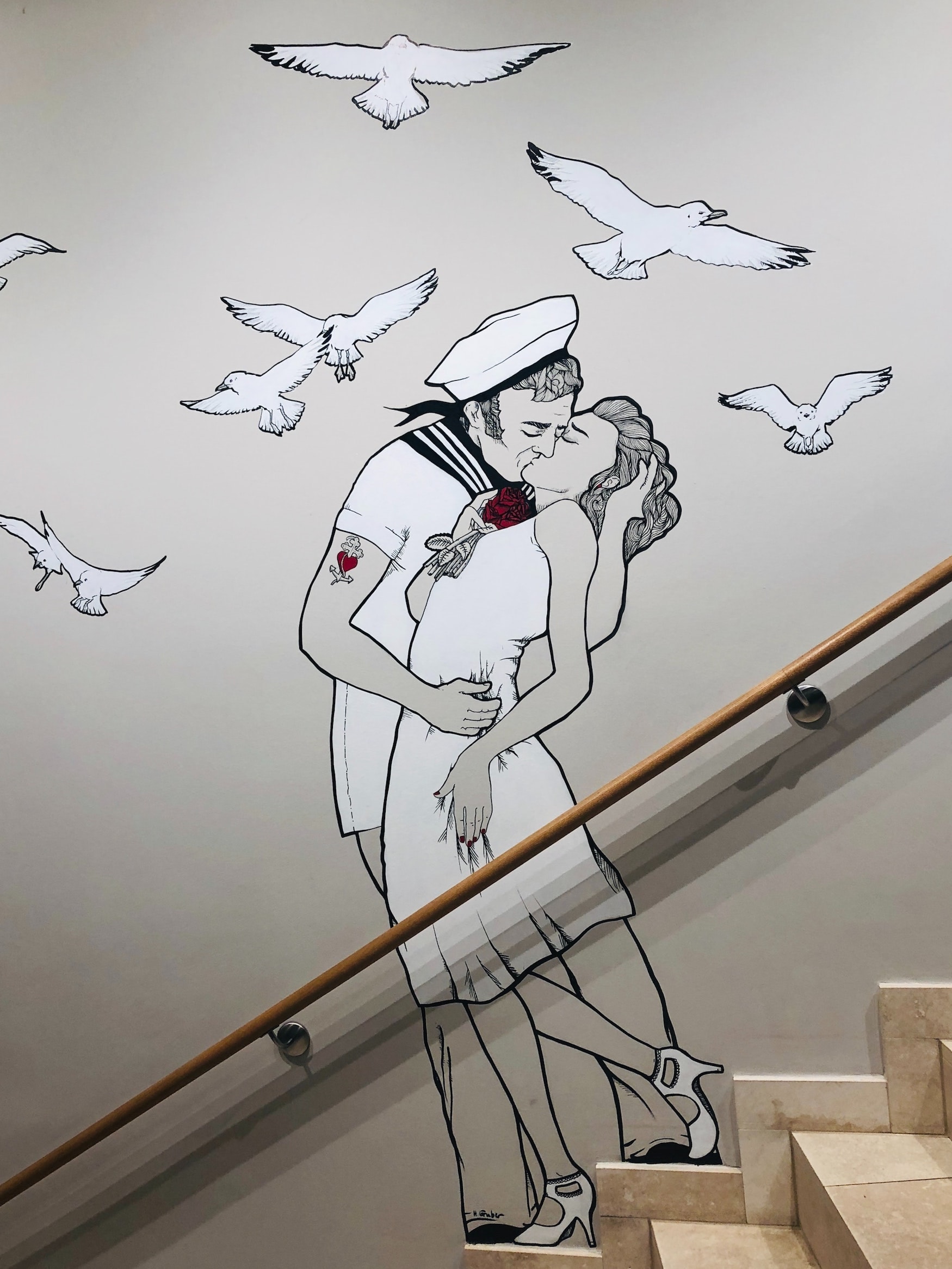 Graffiti in einem Hotel in Hamburg: Matrose küsst Frau
