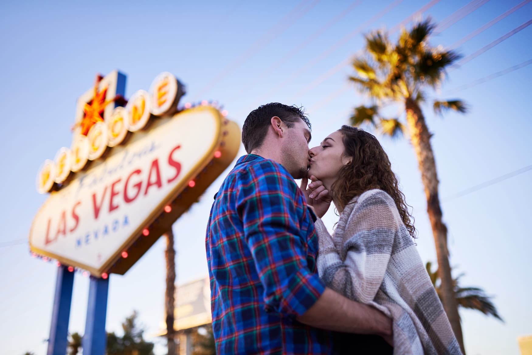 Besondere Heiratsanträge vor dem Welcome to Las Vegas Schild