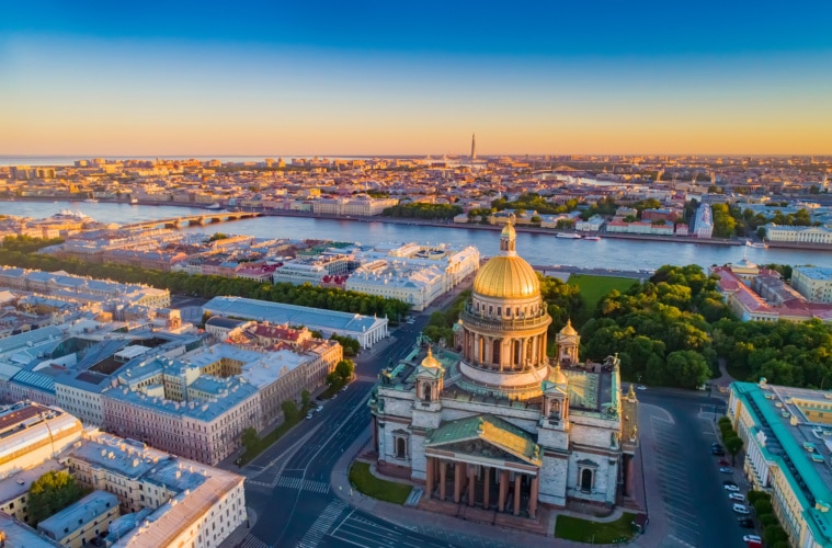 Isaakskathedrale bei Sonnenuntergang aus der Vogelperspektive