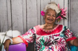 Frau in Tahiti auf dem Markt
